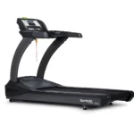 Motor5.0 HP AC SERVO Área de Trote56 x 157.5 cm Rango de Velocidad0.2 – 24 Km/h Inclinación-3% (Declinación) - 15% (Inclinación) Peso Max-Usuario227 Kg Peso del Equipo176 Kg DimensionesLargo 220 cm x Ancho 95.5 cm x Alto 146.7 cm Voltaje110V - 20A ProgramasManual, Aleatorio, Intervalo (1-, 1-2, 2-2), Glúteos (30 , 45), Colina (x3), Pista, Pista de 5Km, Pista de 10 Km, Quema de Grasa, Prueba de Condición, (Bruce, Gerkin, Fuego, WFI, APFT, Fuerza Aérea, Marina, Naval, Eficiencia Física), HRC (Pérdida de peso, Cardio, Zona de entrenamiento) Descripción Más de 20 programas o modos de entrenamiento; Monitor digital tipo LED en 3 colores con 16 dígitos que indica: Velocidad, Tiempo, Inclinación, Calorías/Hora, Distancia, Calorías Totales, Paso, Zona Muscular Activa, Mets, Frecuencia Cardíaca Actual, Zona Cardio para Perdida de Peso, Zona Cardio vascular, Perfil de programa, 8 idiomas. Teclado de control numérico en la consola. Características Especiales: Sistema de amortiguación My Flex Plus, ofrece 30% más absorción de impacto en articulaciones y tiene garantía de por vida. Banda fabricada en material de baja fricción (fibra de carbono) resistente a la acumulación de estática. Sistema de auto-lubricación ECO-GLIDE (evita daños por la lubricación manual del equipo). Motor ECO-DRIVE ecológico que consume un 32% menos energía; Puertos CSAFE y USB para recarga de dispositivos electrónicos. Conexión para audífonos con control de volúmen incorporado. Garantía de por vida en: motor, estructura y amortiguación; 5 años de garantía en partes electrónicas (Requisitos de Energía: Circuito Dedicado 20A/120v/60Hz: Conexión: NEMA / 5-20P con regulador de energía). Certificaciones: FCC, CE (Compatibilidad Electromagnética), EN957. Fabricado bajo normas ISO-9001; ISO-13485; ISO-14001